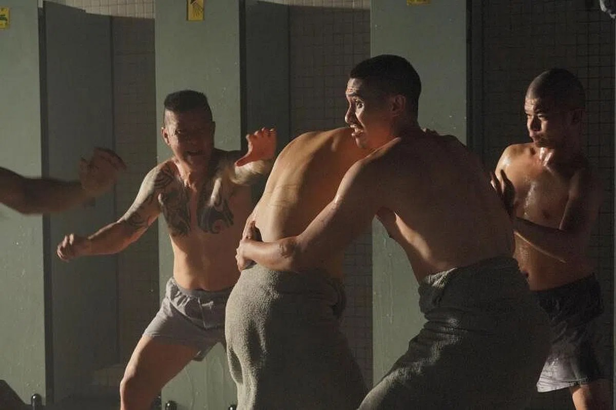 《幻影杀手》中，马国演员伊迪尔阿拉乌丁（右二）在监狱中受到欺负。（嘉华提供）