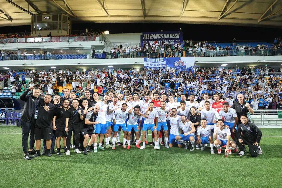 狮城水手球员和职员赛后在球迷面前合影，记录这场重大胜利。（唐家鸿摄）