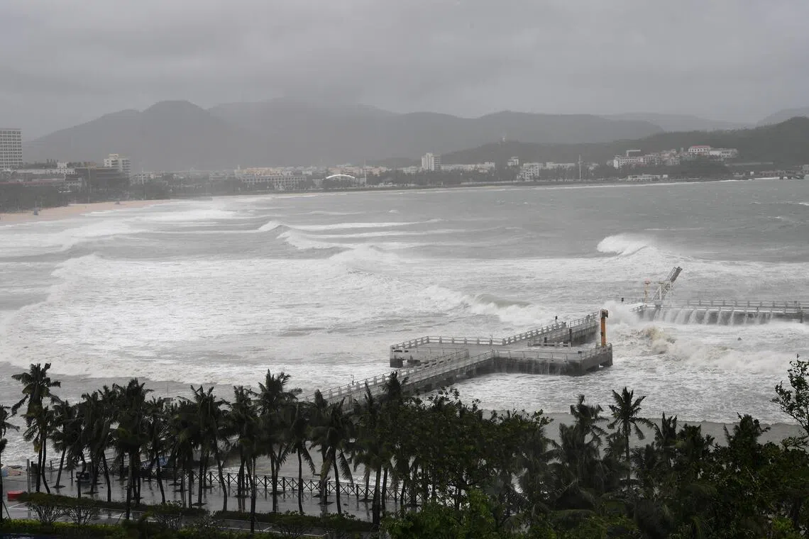 受“博罗依”逼近影响，中国海南省三亚市大东海景区附近海域9月28日涌起滚滚白浪，全市已转移数万民众。（新华社）