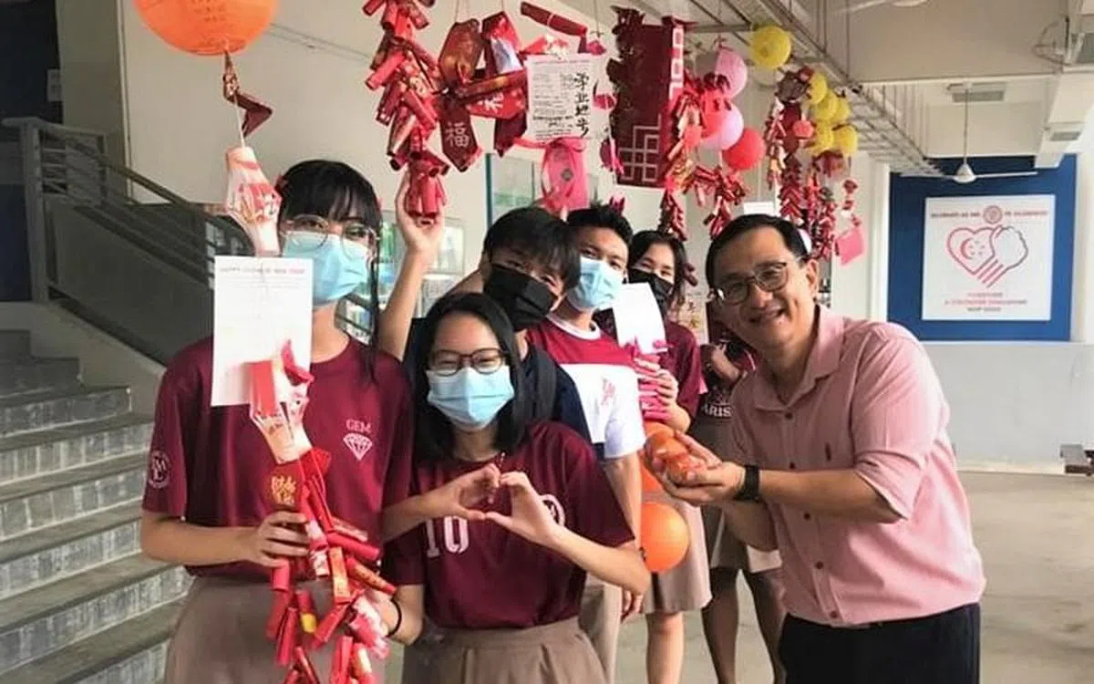 冼健豪院长与学生在新年挂饰前合影。（淡滨尼美廉初院提供）