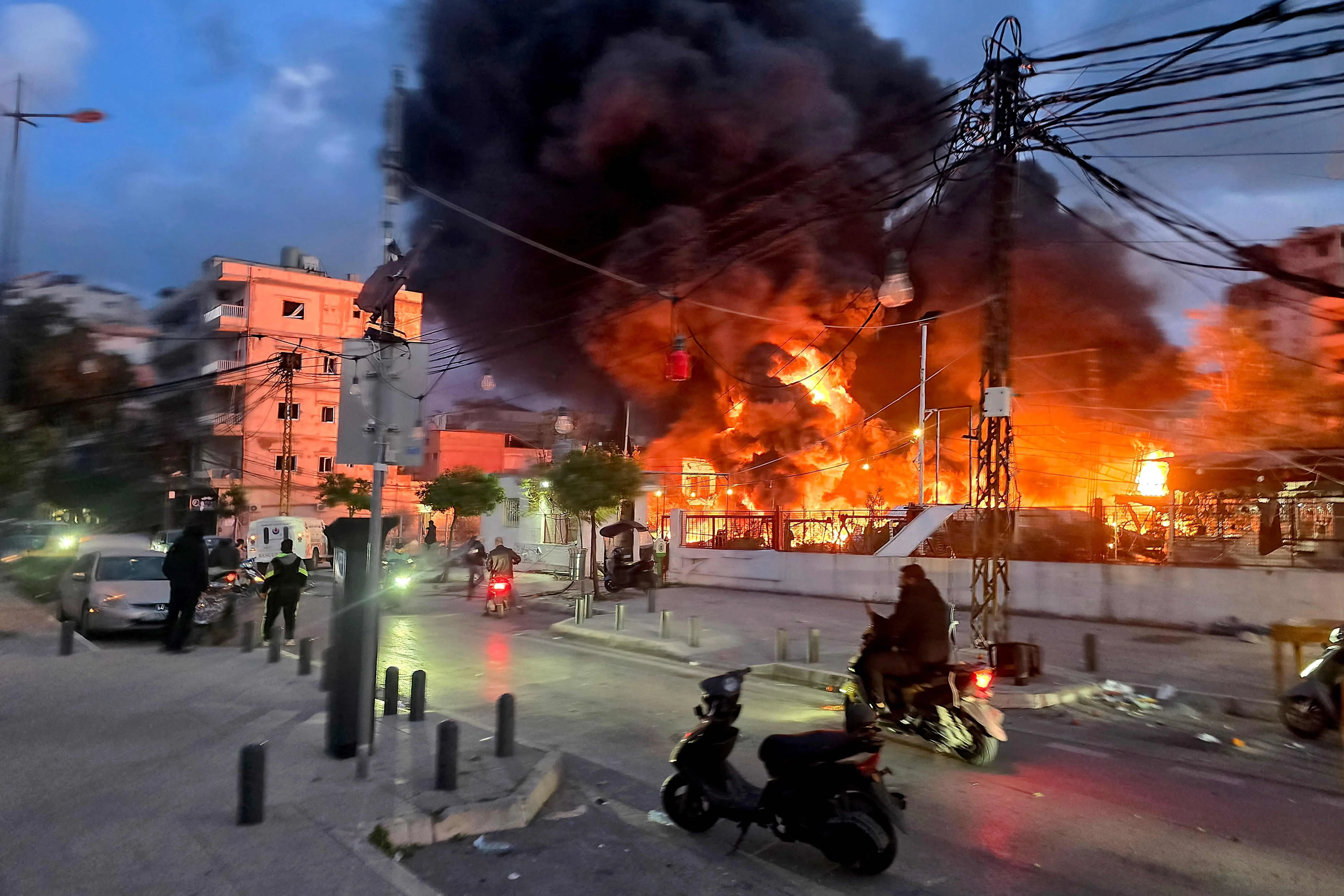 黎巴嫩南部沿海城市提尔（Tyre）一座太阳能发电厂周三遭受以色列空袭，现场燃起熊熊大火，黑烟冲天。（法新社）