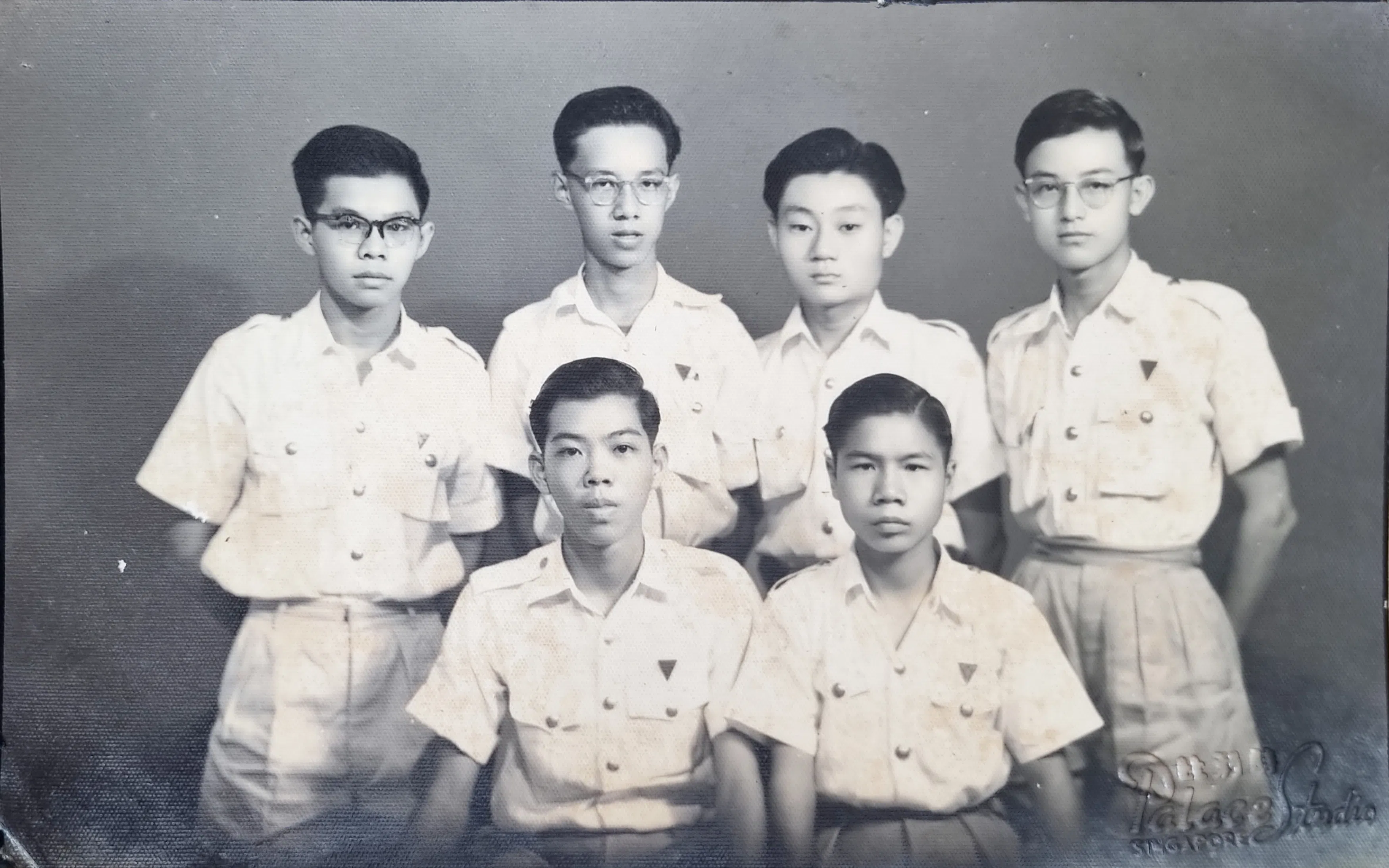 黄锦西初中念公教中学，高中转到华侨中学。图示1950年代的少年黄锦西（后排右一）（黄锦西提供）