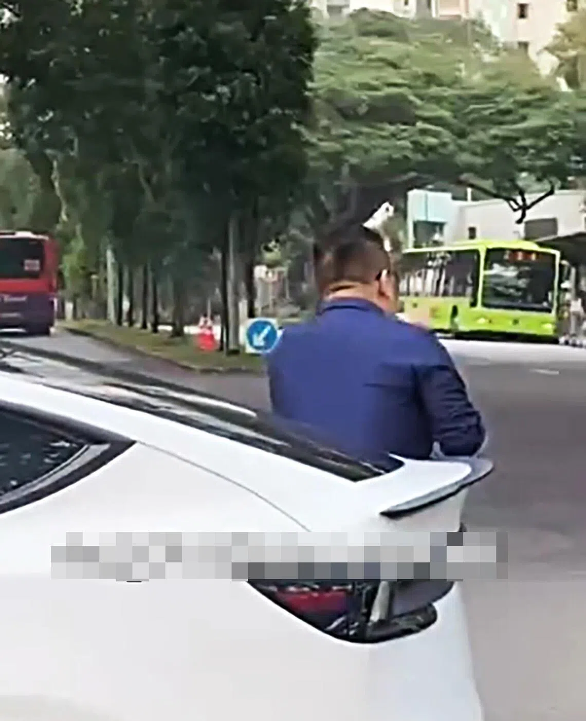 汽车男驾驶被指违停路旁，见巴士无法U转也无动于衷。（取自sg followsall脸书）