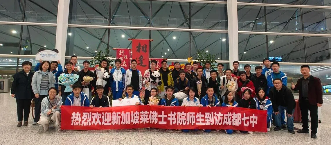 双文化课程的学生抵达成都，与前来迎接的寄宿家庭会合。（作者提供）