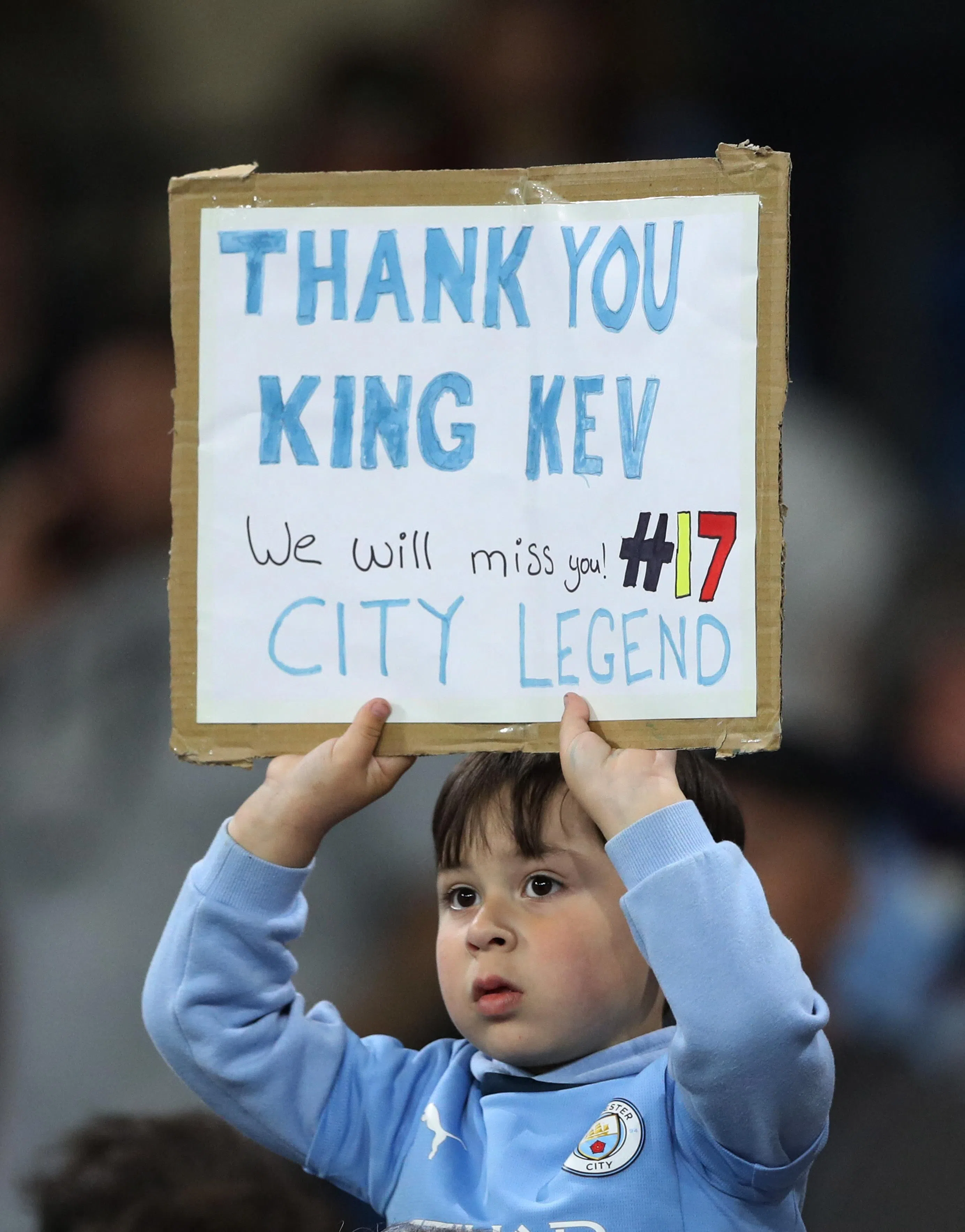 曼市小球迷表达对德布吕纳的不舍。（路透社）