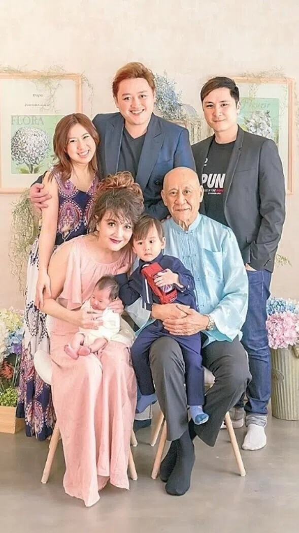 施明（前排左起）与前夫李家鼎育有双胞胎儿子李泳汉（后排中）和李泳豪（后排右），在她离世后，两个儿子之间的不和再度浮上台面。（互联网）