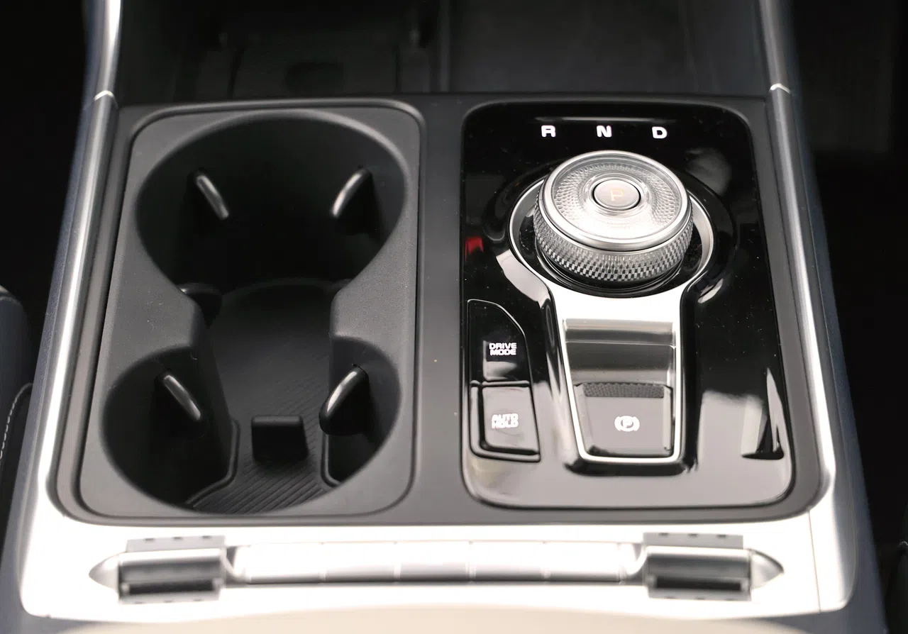 Carnival采用旋钮换挡，操控轻松且精准。（周国威摄）