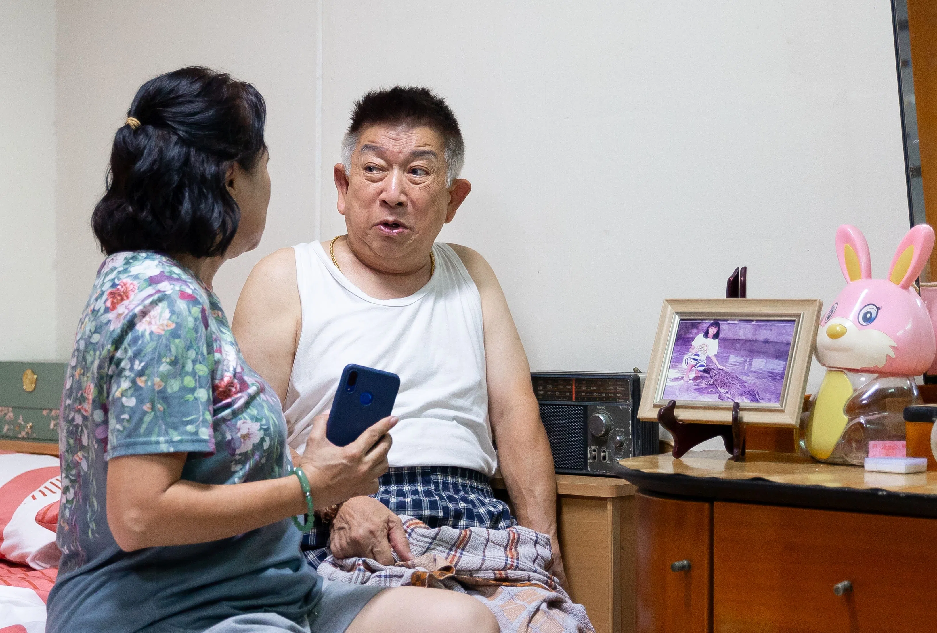 “辉哥”程旭辉（右）演技大开窍，是《钱不够用3》的最大亮点。（嘉华院线提供）