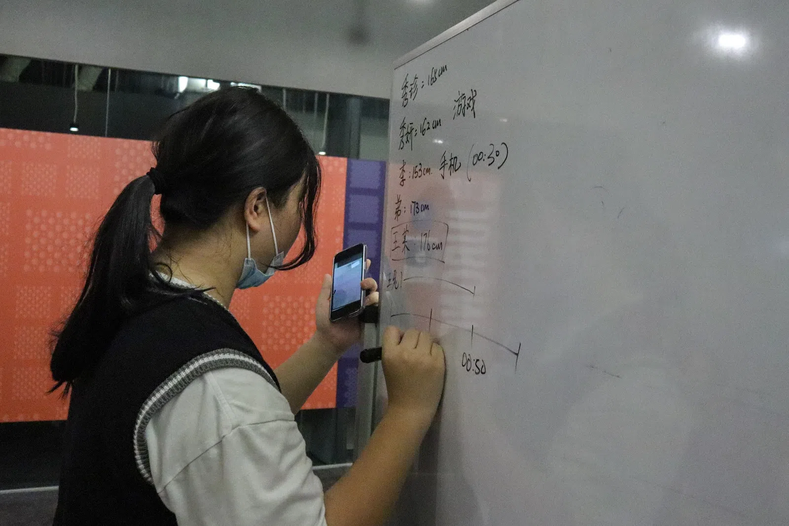 一名正在认真梳理剧本杀时间线的“新鹰”（实习通讯员），尝试串联起线索，找到真相。（联合学生摄影通讯员詹歆仪摄）