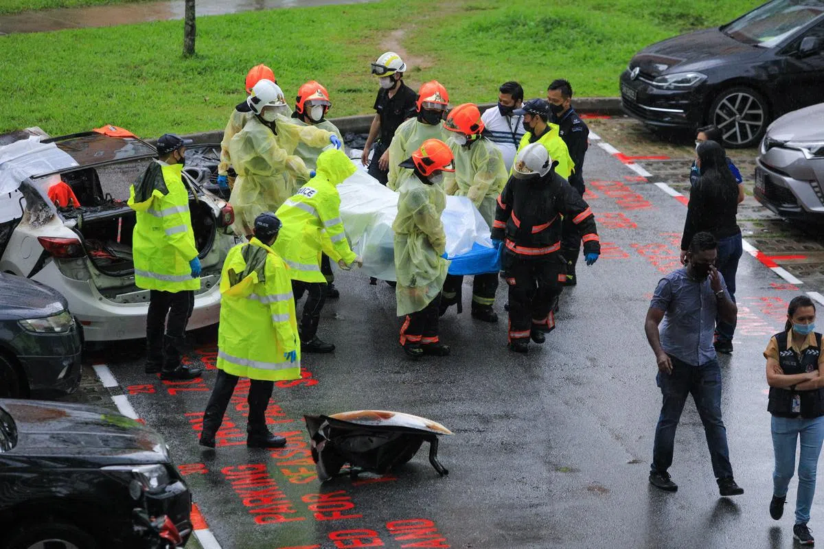 死者的遗体在傍晚6时45分左右被抬出。（林泽锐摄）