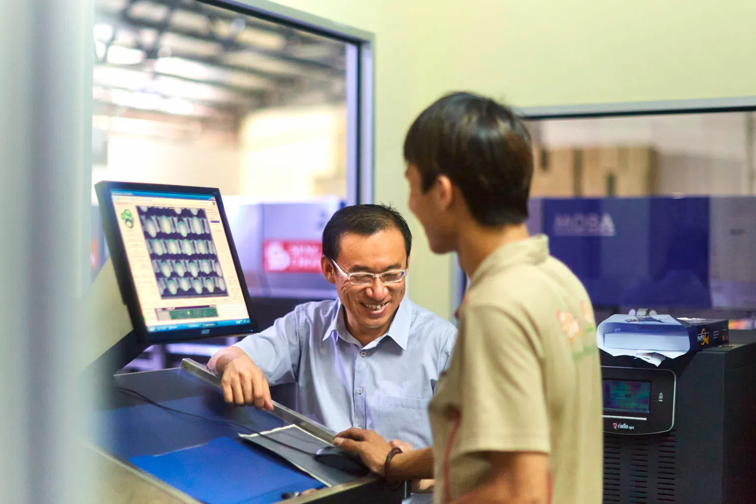 成春农场借助AI检测系统扫描鸡蛋，使分拣流程快速并且准确。（成春农场提供）