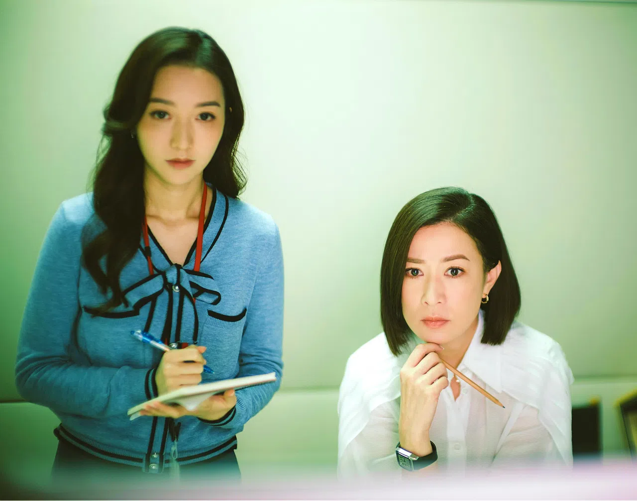 何依婷（左）说，佘诗曼（右）饰演的“Man姐”在片场有女王风范，但戏外是很好的前辈，会跟大家打成一片。（TVB提供）