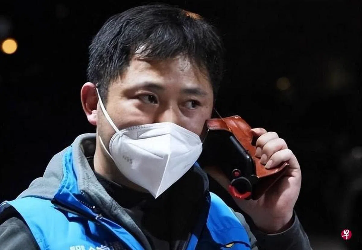 上海虹口区嘉兴路街道香港丽园居民区党总支书记刘苗曾在电话中哭泣，引发舆论关注。（互联网）