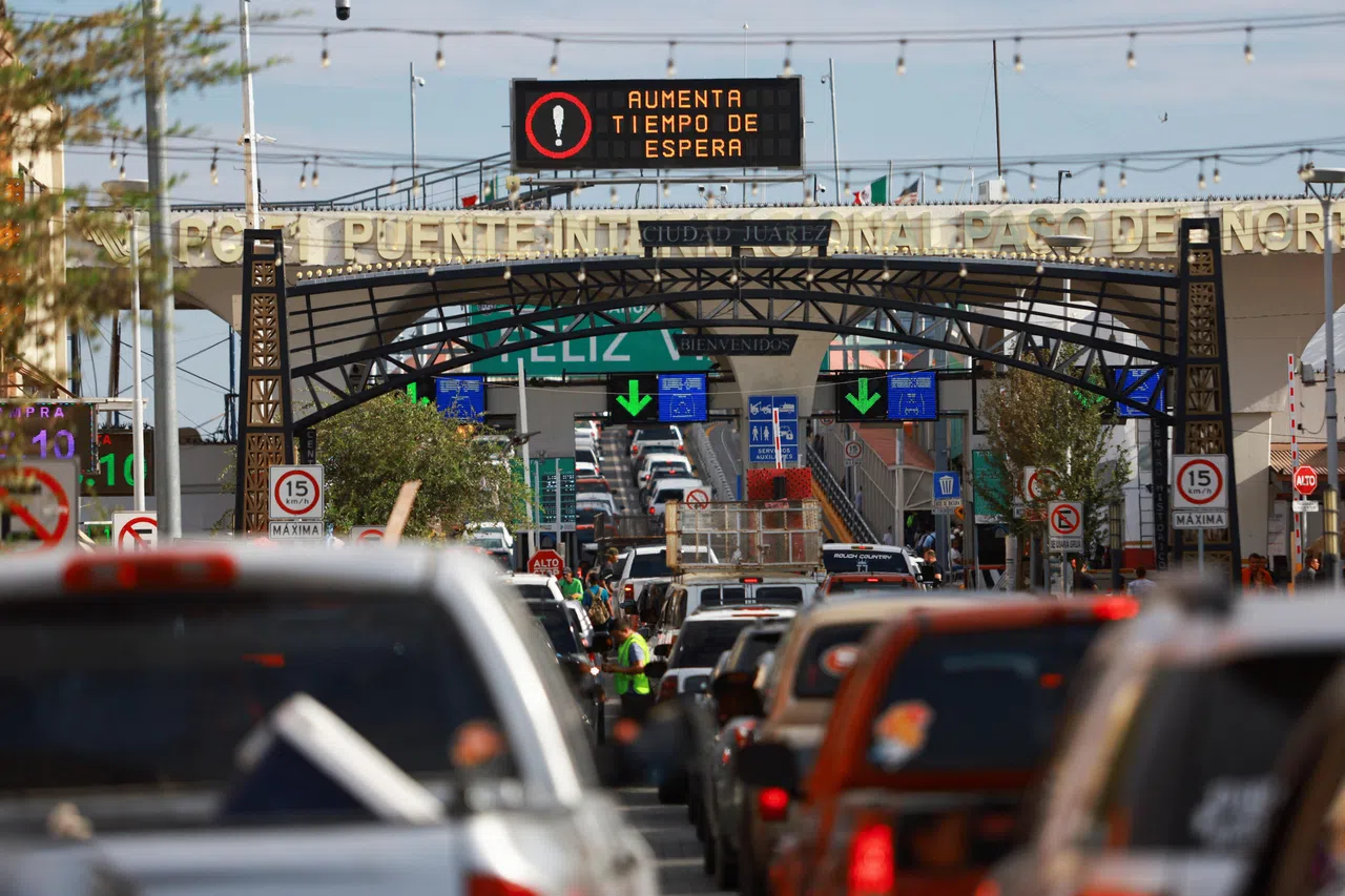 美墨边界通关也因为断网而延误。在墨西哥边界的华雷斯市（Ciudad Juarez）这边，汽车排长龙等着通关进入美国。（路透社）