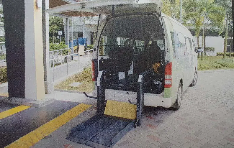 莫妲德和柯金盛事发时正使用配备自动轮椅升降机的货车载送死者回家。升降机在使用时，升降台会略微向后倾斜。（取自法庭文件）