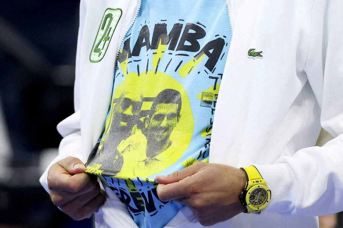 夺得大满贯第24冠后，乔科维奇穿上印有代表科比（前NBA球员）的24号特制T恤，向已故好友致敬。（法新社）