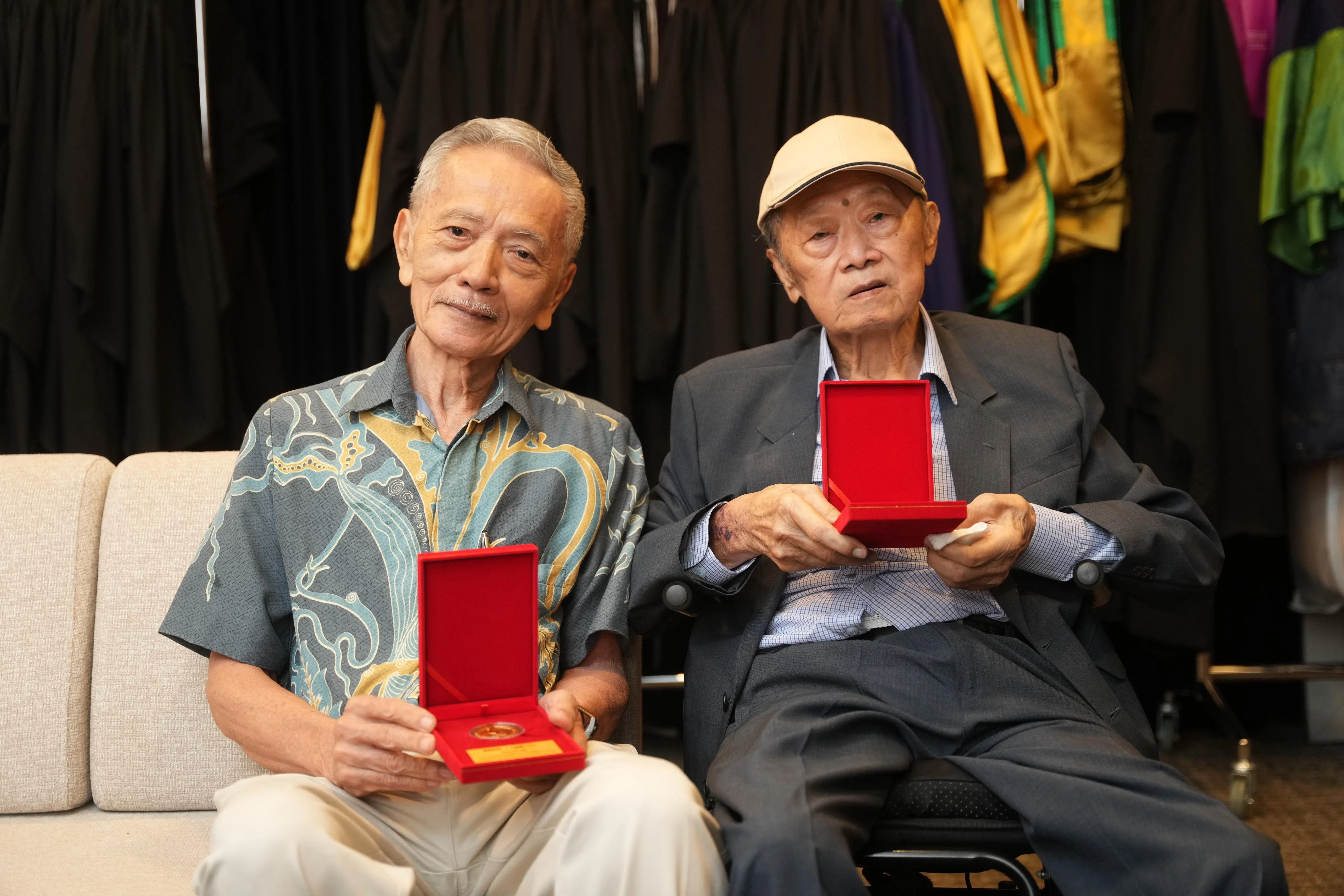 兼通书画篆刻的艺术家曾纪策（左）和新加坡当代抽象艺术家杨可均（右）是南洋艺术学院今年的杰出校友奖得主。（谢智扬摄）