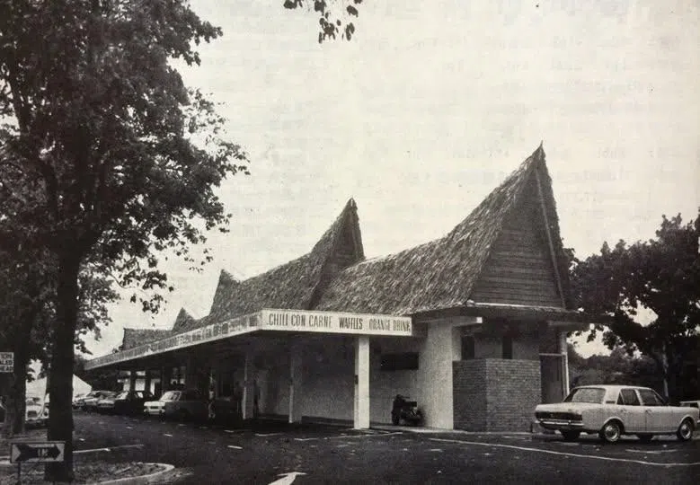 新加坡第一家快餐店是位于杜尼安路的A&W。（互联网）