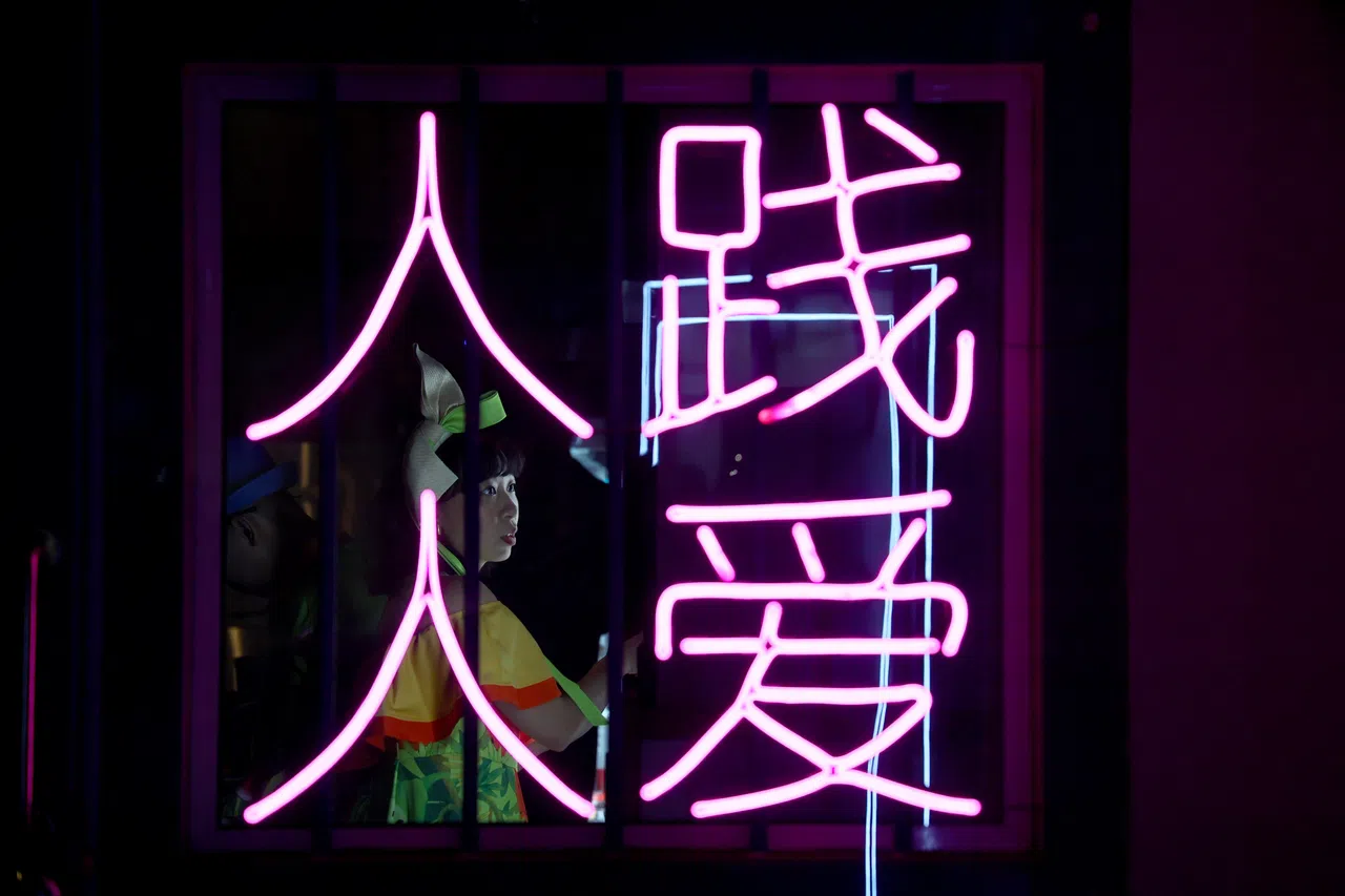 霓虹灯、歌舞、轻食与酒精，让滑铁卢空间产生化学反应。（龙国雄摄）