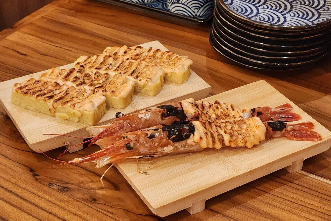 Tora-San的小菜选择多，有明太子焗虾（前）和鸡蛋卷等。（陈爱薇摄）