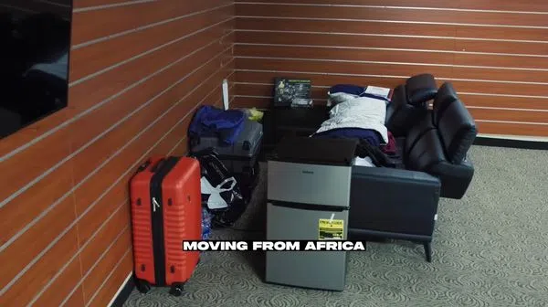 戈林博因为没钱没房，只能睡在健身房椅子上。（互联网）