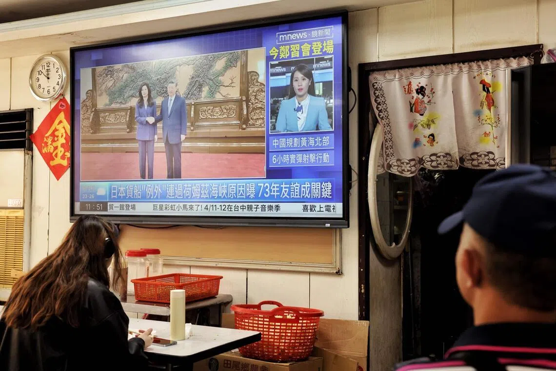 台北一家餐馆的电视上，播放国民党主席郑丽文在北京与中共总书记习近平会面的新闻。（法新社）