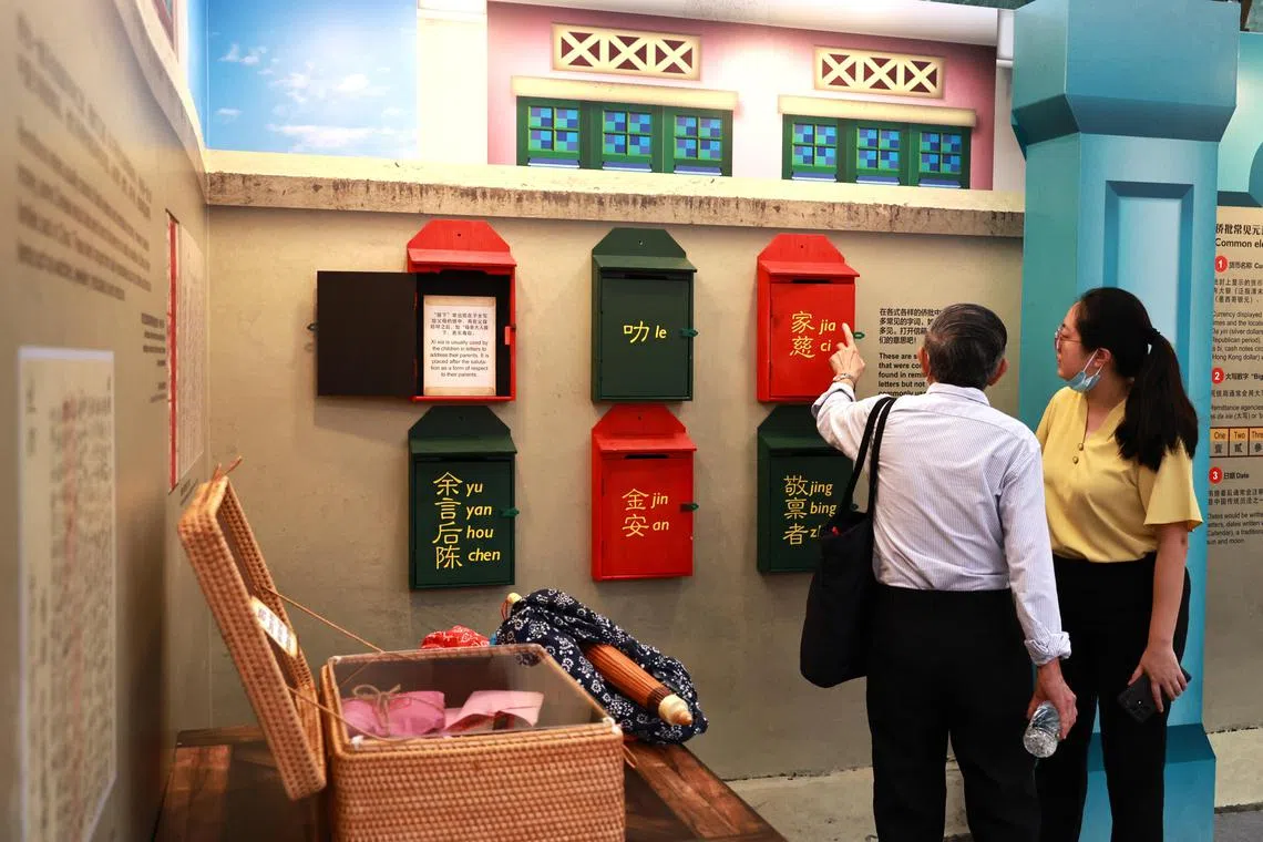 “春到河畔2025”特展——“侨批千里报平安”于1月27日至2月5日向公众开放。现场展品包括传统的红条封、带有花码的手写书信，以及常与侨批一起寄出的物品如药油等。现场设有多个互动处和拍照打卡点。（特约陈来福摄）