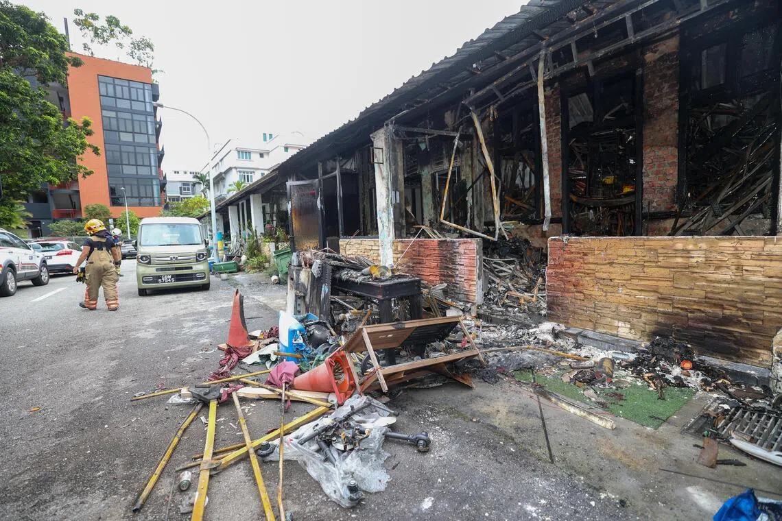 失火相信是从10号单位开始，现场可见门口摆放大量物品。（吴先邦摄）