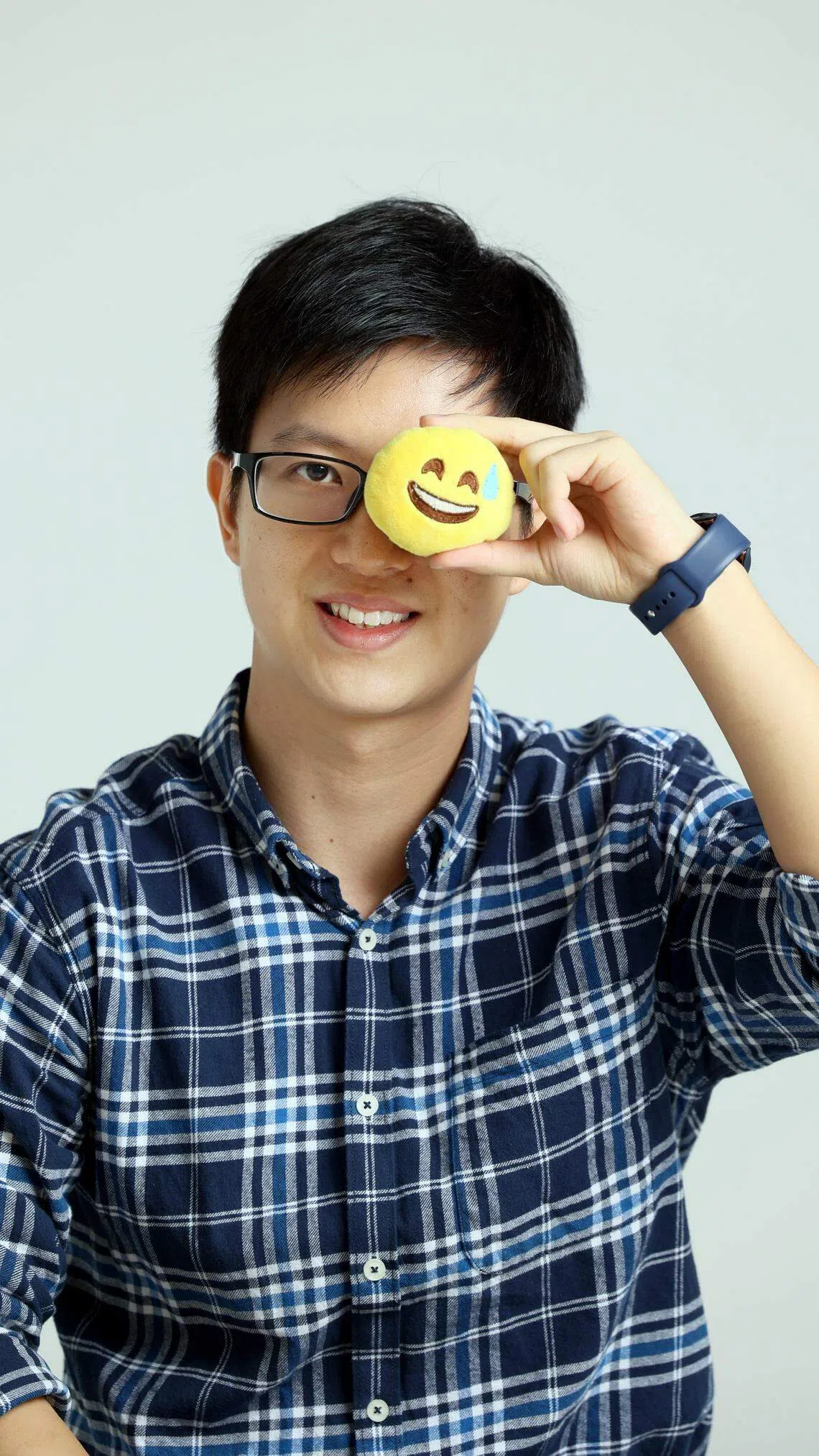 李汶轩形容自己的性格就像这个emoji，经常处在尴尬的状态。（龙国雄摄）