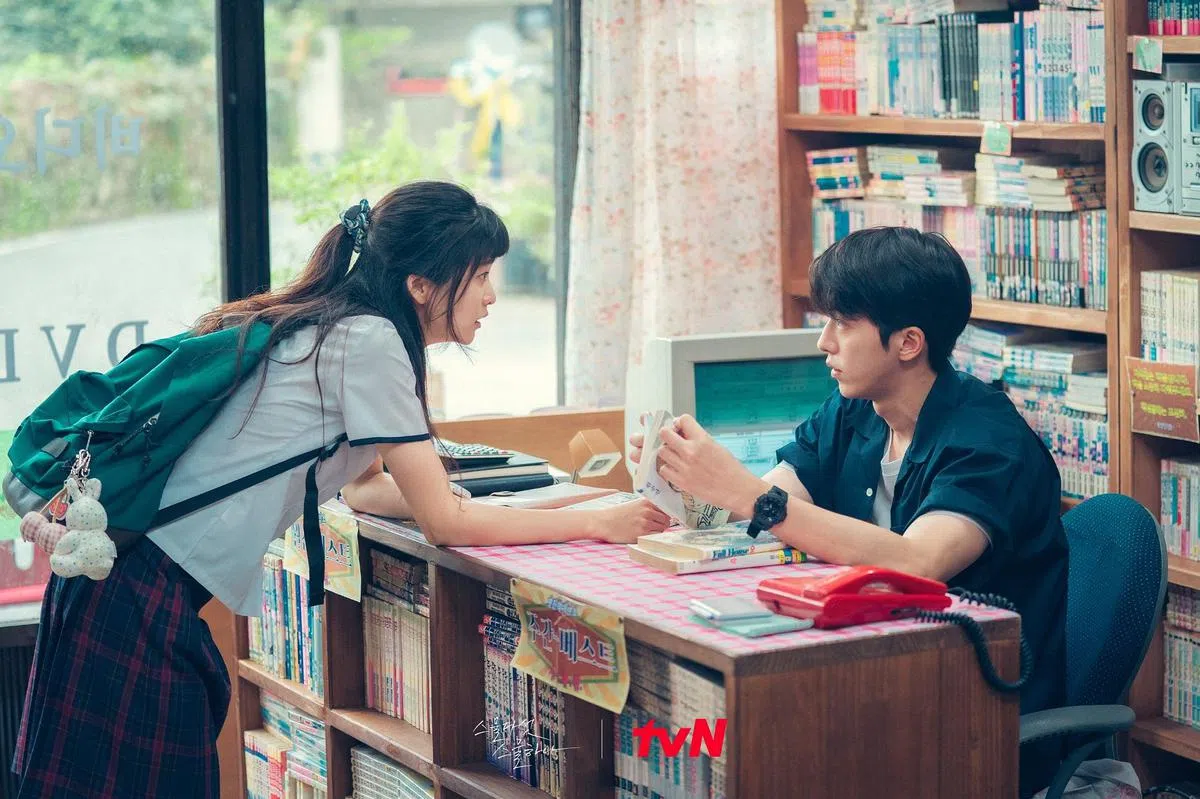 还记得过去街头巷尾常见的漫画租书店吗？（图/Netflix提供）