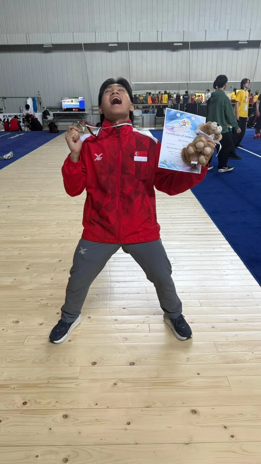 郑宇轩在第一次成为世界冠军后，兴奋呐喊。（新加坡武总提供）