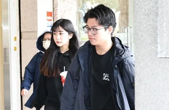 袁惟仁的儿子袁义和女儿袁融现身灵堂，表情凝重一语不发。（取自TVBS ）