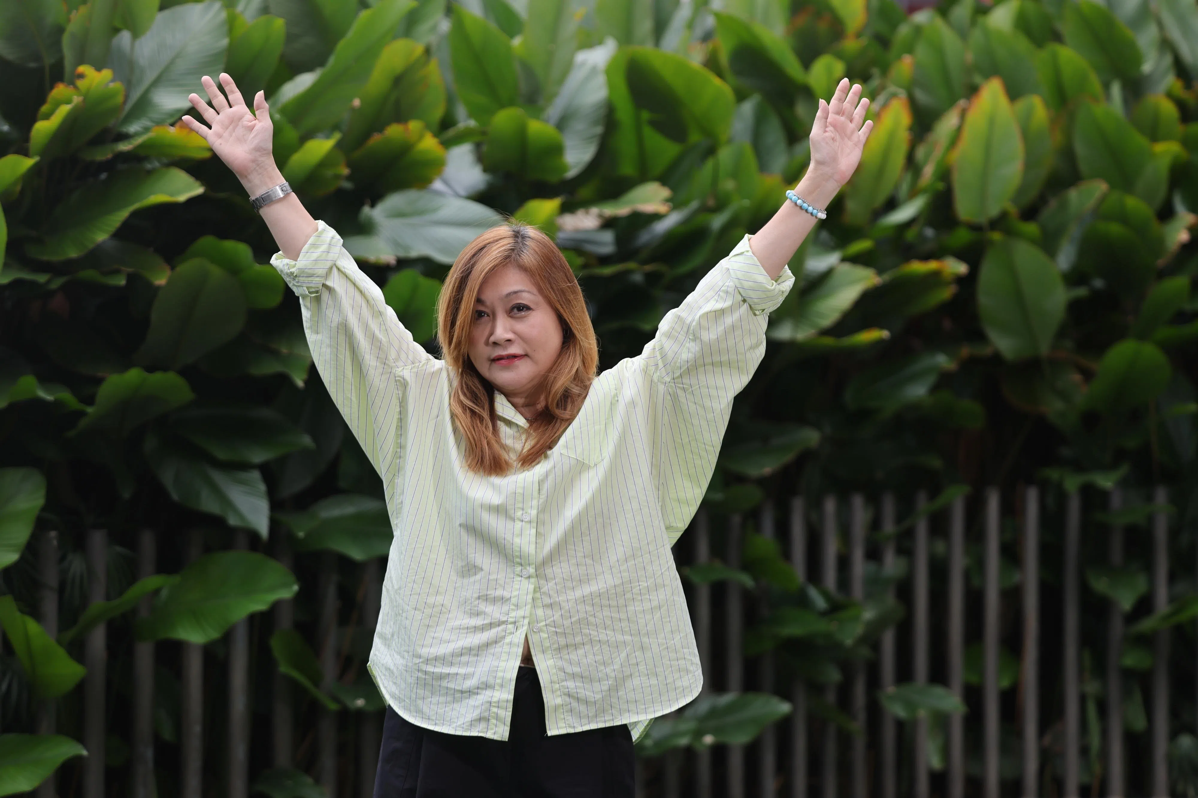 杨莉冰高举双手，坦承自己是个不折不扣的傻大姐。（唐家鸿摄）