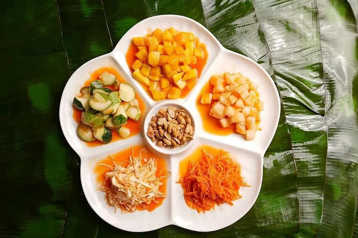 雅加达的腌水果酸甜开胃。（谢智扬摄）