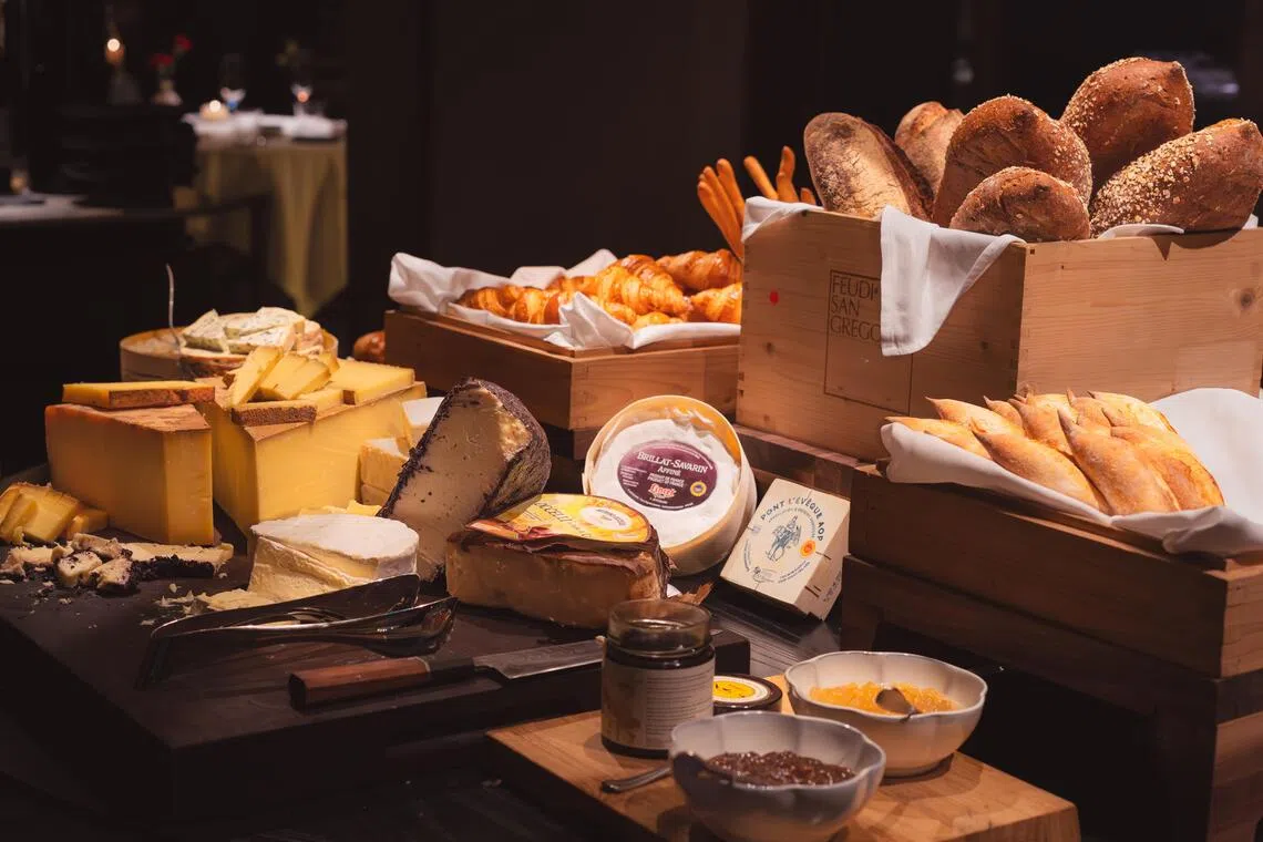 Le Pristine的早午餐选择丰盛，包括多样化芝士和面包。（餐馆提供）