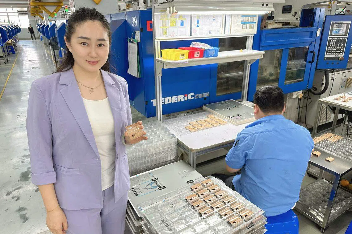 映菲电子执行董事王盈盈的公司是一家注塑配件加工制造企业，生产包括相机、电子烟、母婴用品等的塑料外壳。（林煇智摄）