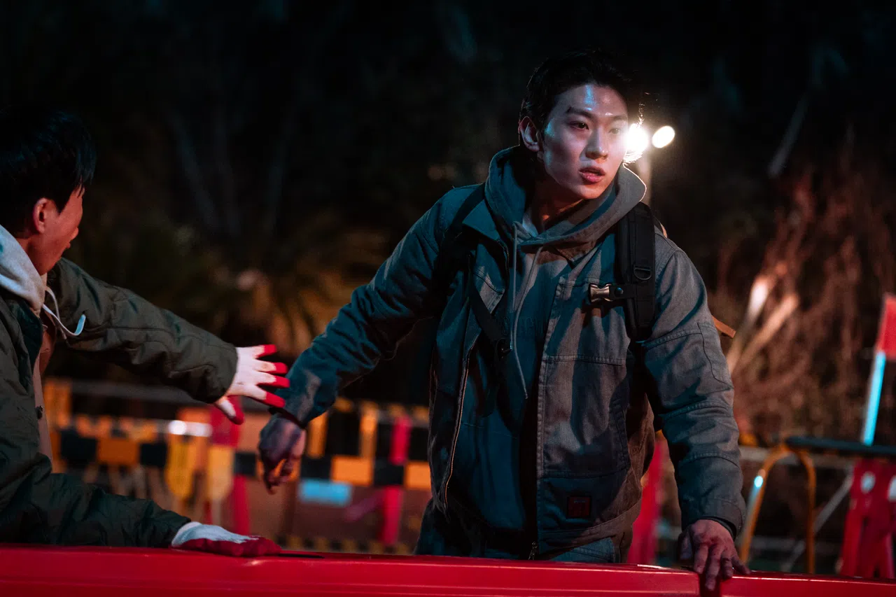 Dex回归《丧尸宇宙》，再次与丧尸作战。（Netflix提供）