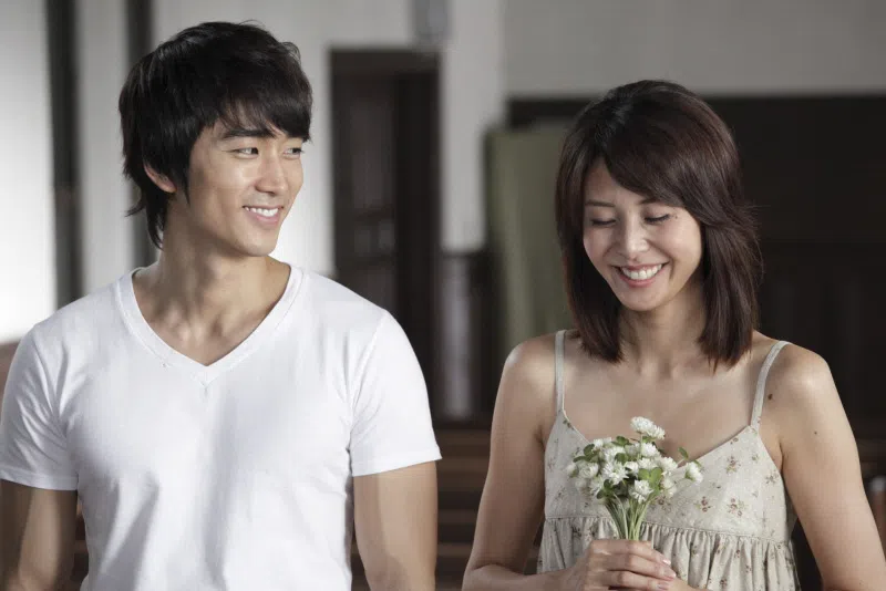 宋承宪和松岛菜菜子合作亚洲版《人鬼情未了》，两人在银幕上谈情说爱画面养眼。（互联网）