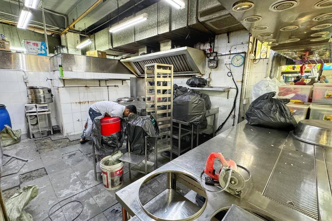 摊位星期六时已空空如也，装修员工称装修工作只涉及之前裂开的地砖，与水源、电源或卫生无关。（郑一鸣摄）