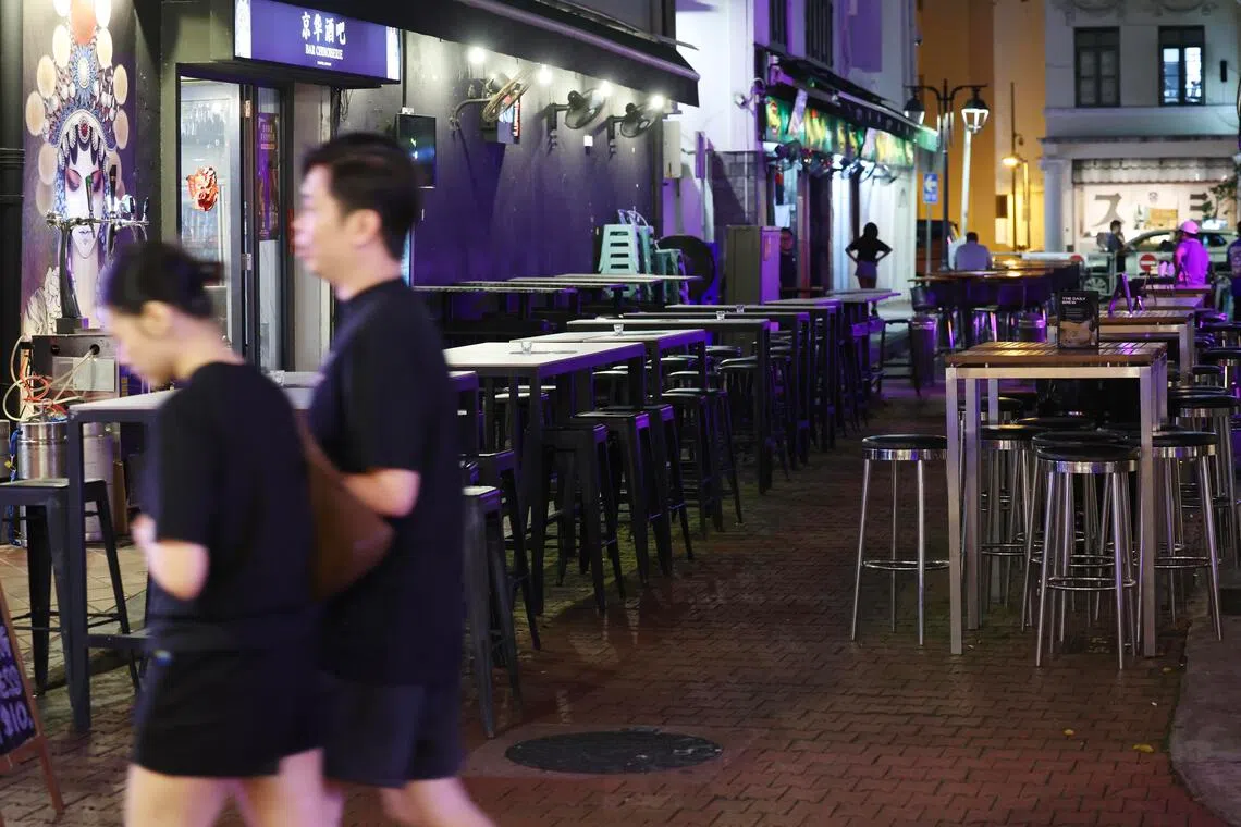 驳船码头一带多是游客光顾，平日的夜晚比起克拉码头略显冷清。（郑一鸣摄）