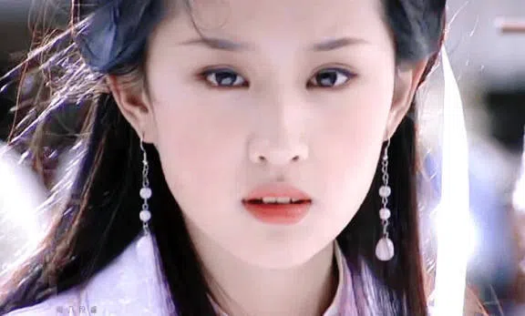 刘亦菲在2003年版《天龙八部》中饰演王语嫣，清丽脱俗的“神仙姐姐”形象深入人心。（互联网）