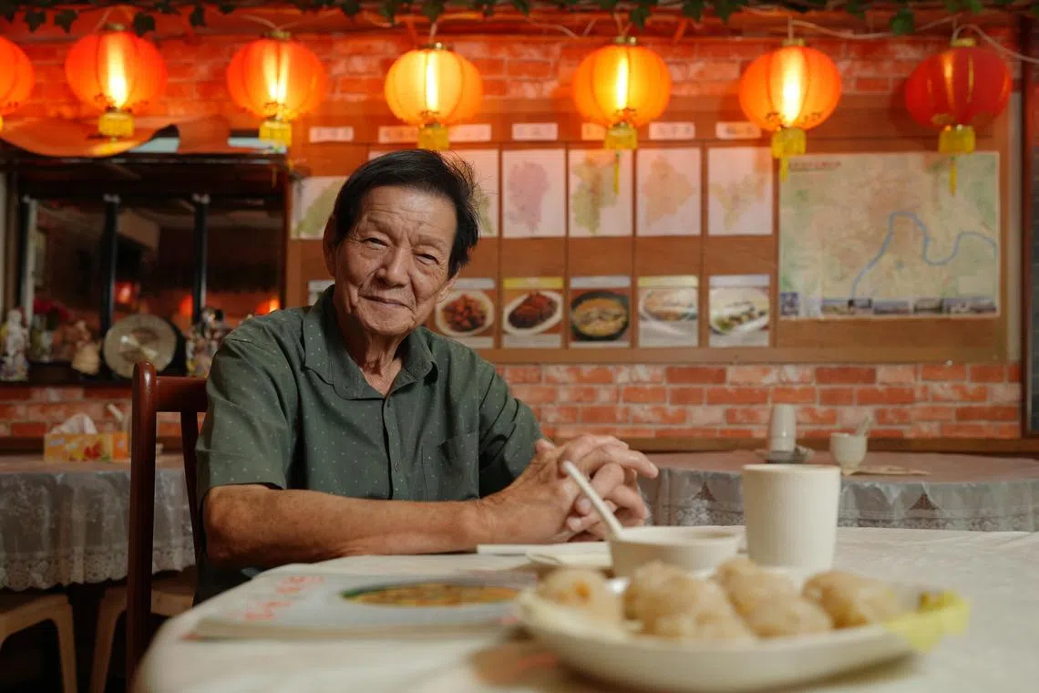 77岁的“梅村酒家”老板赖法源，凭一己之力积极发扬客家美食文化，也不吝啬分享烹饪心得。（谢智扬摄）