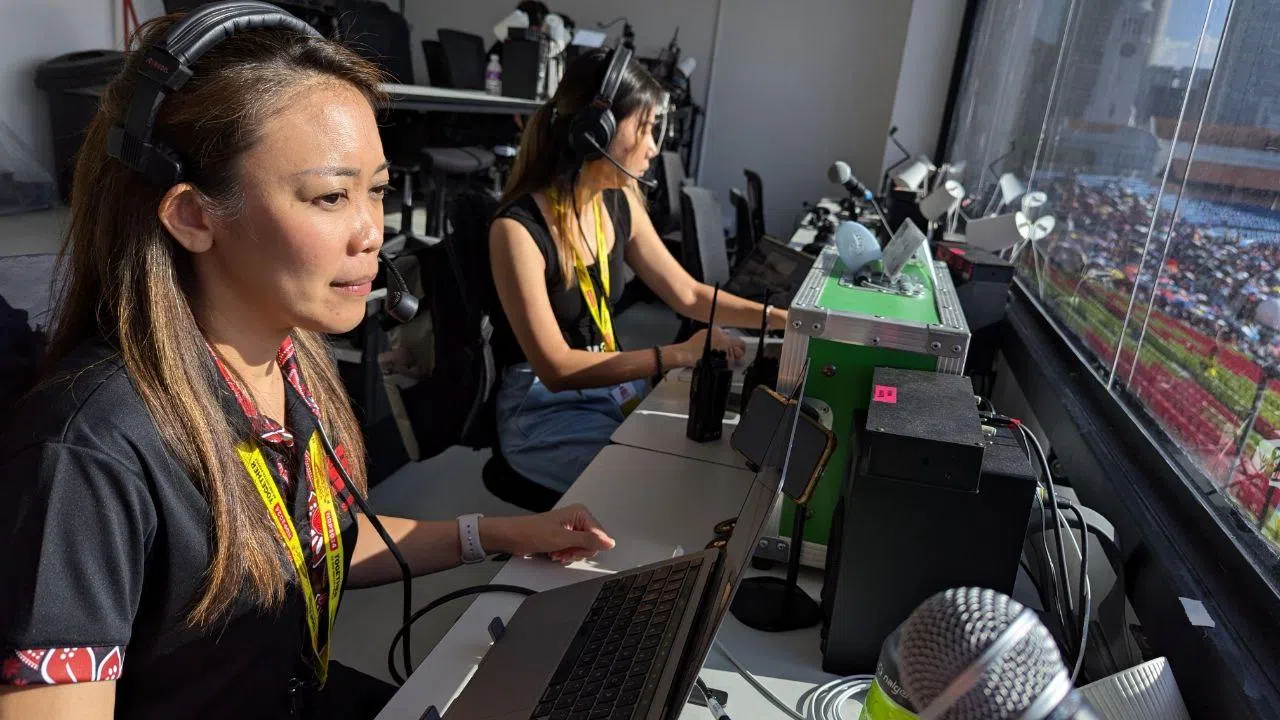 胡夏玲（左）和陈雪薇（右）在两个多小时的国庆庆典进行期间，必须全神贯注。她们所在的“黑箱”控制室不对外开放，鲜少有公开画面。（国庆庆典筹委会提供）