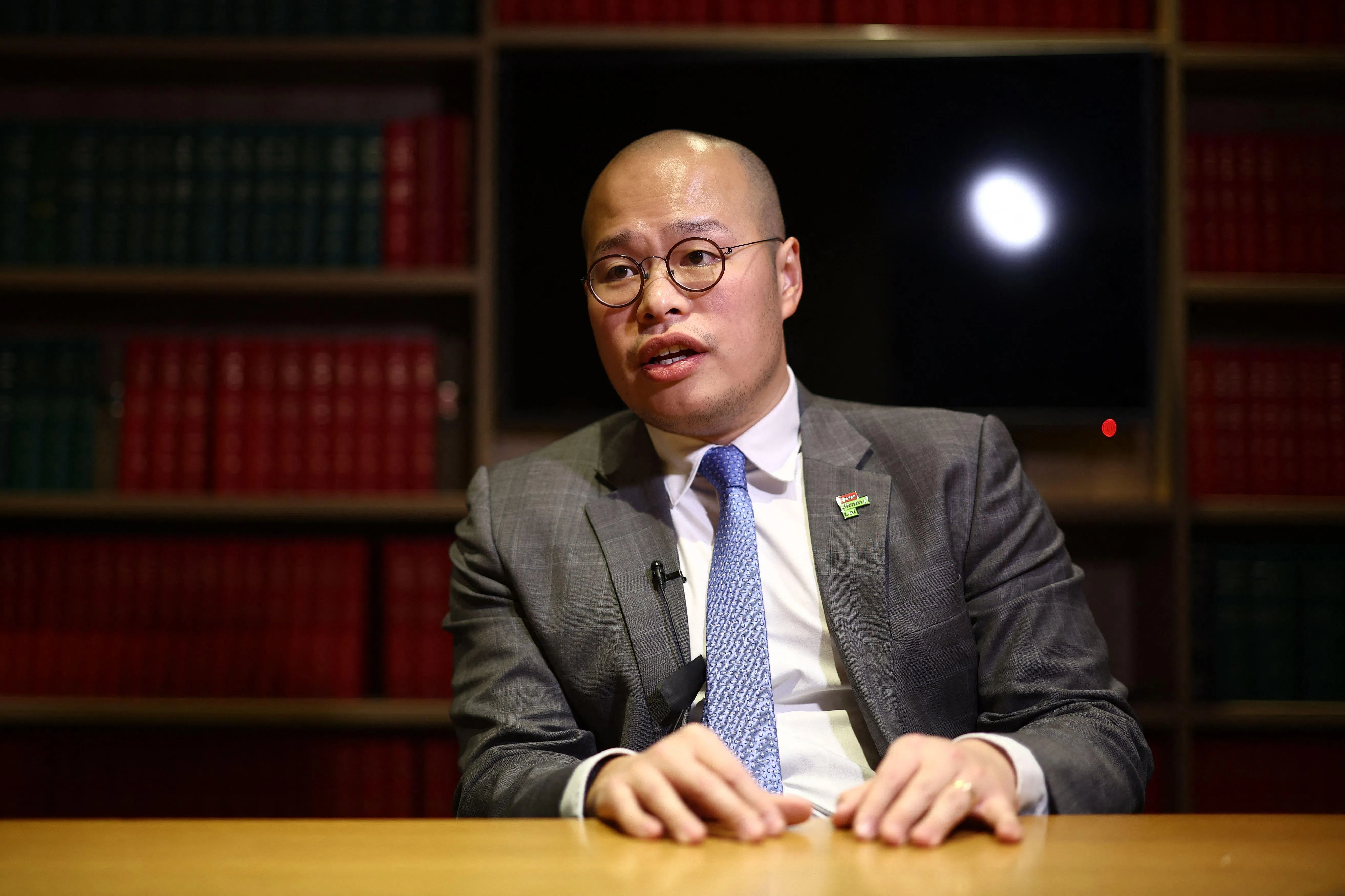 黎智英因危害国家安全罪被判处20年监禁后，他的儿子黎崇恩星期一（2月9日）在伦敦市中心道蒂街律师事务所接受法新社采访。（法新社）