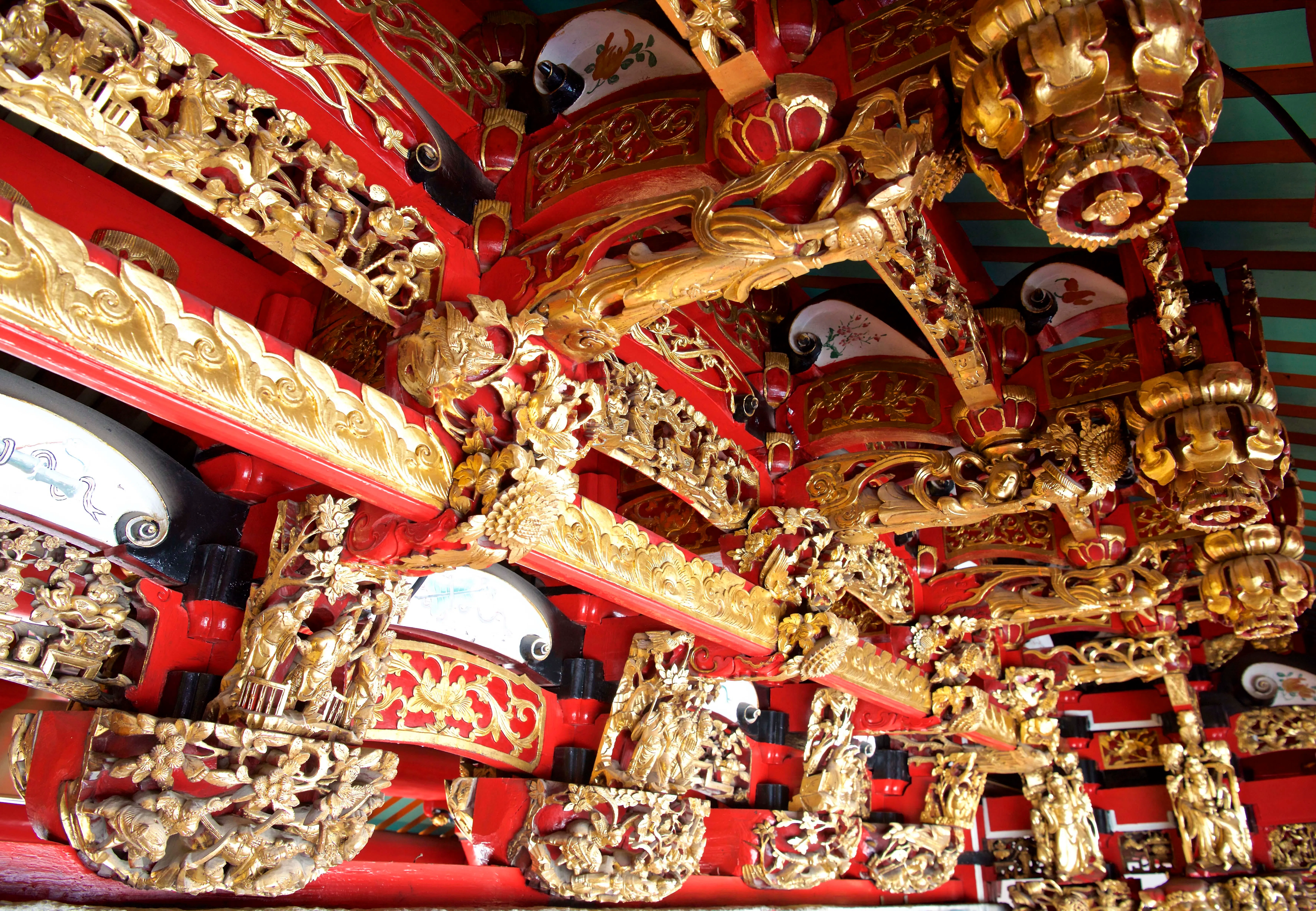 凤山寺塌寿内的精彩木雕。（陈煜提供）