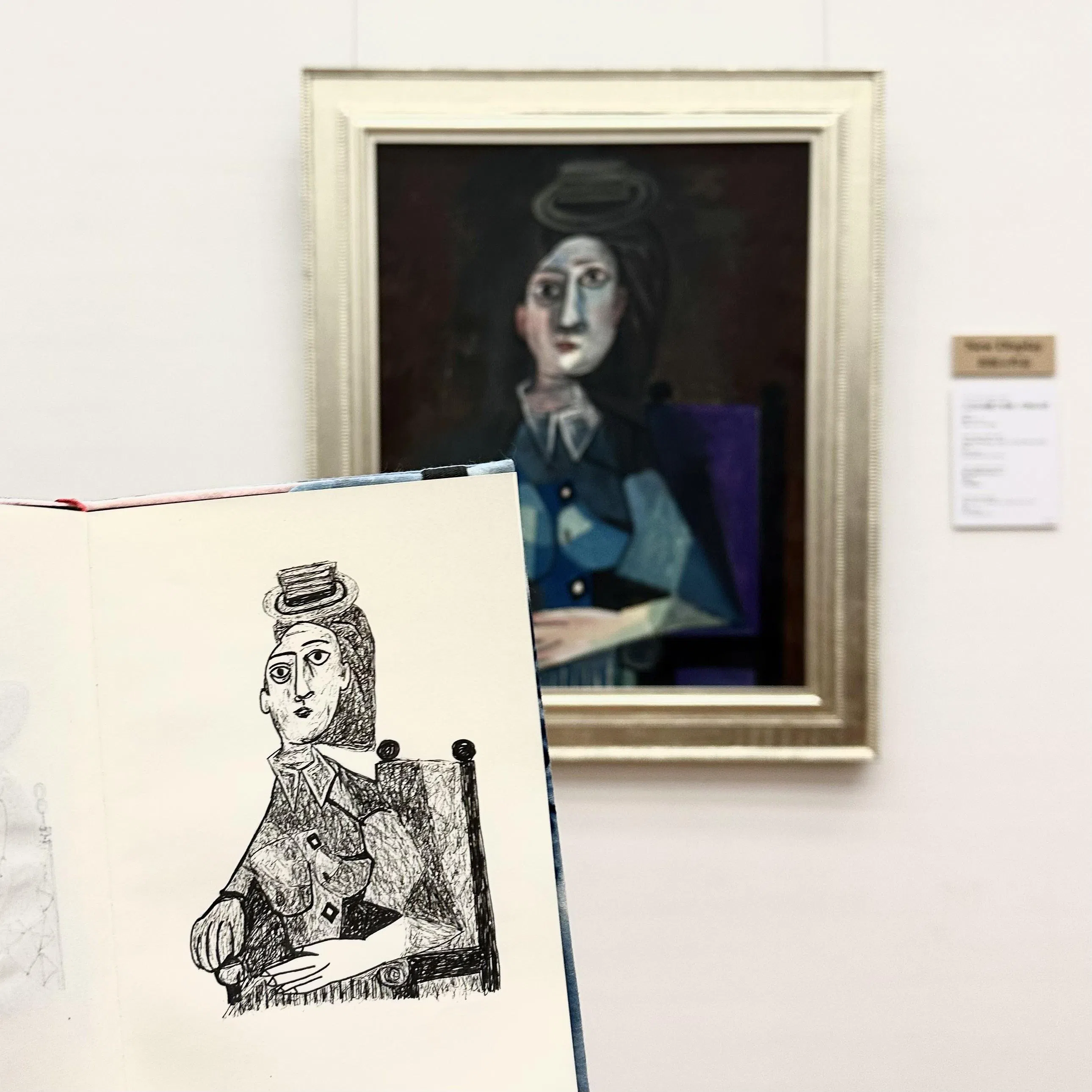 日本国立西洋美术馆2023年展出的毕加索画作，是《戴小圆帽的坐着的女子》。（陈芷馨摄）