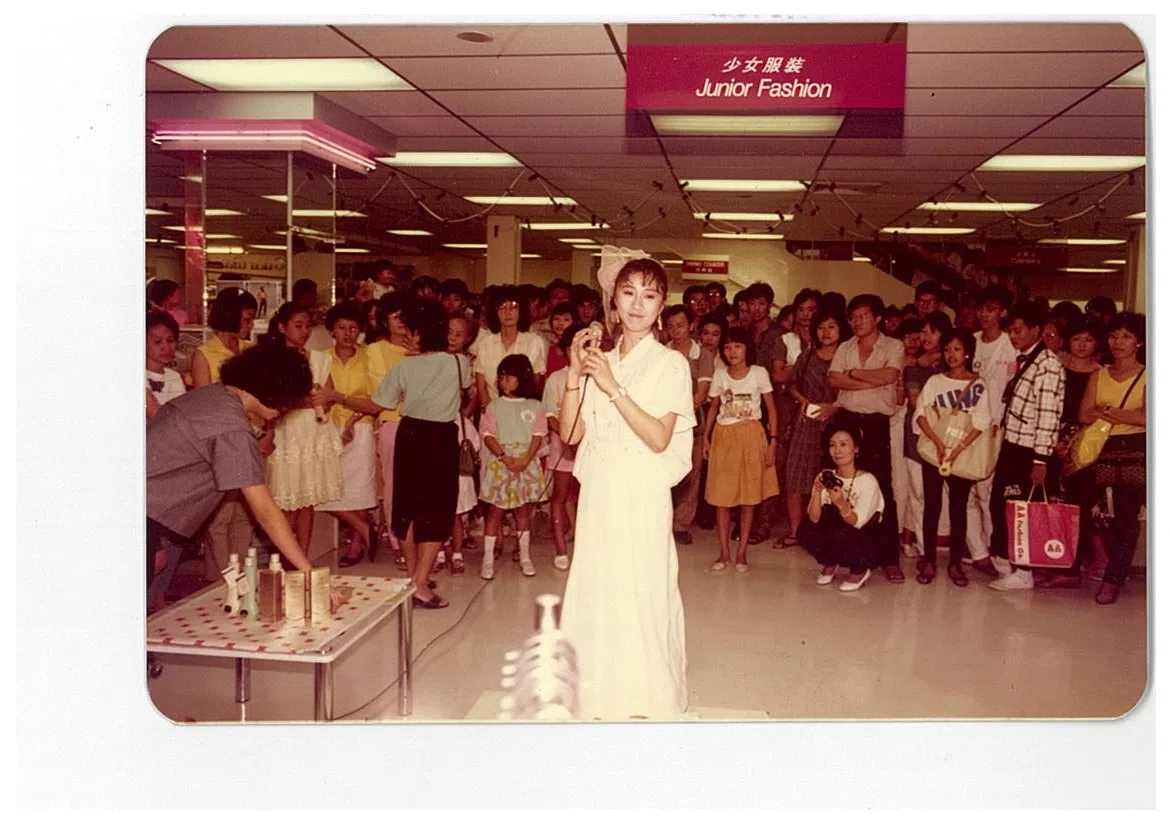 李翊君成年之前便曾到新加坡的百货公司宣传唱片。（创时代提供）