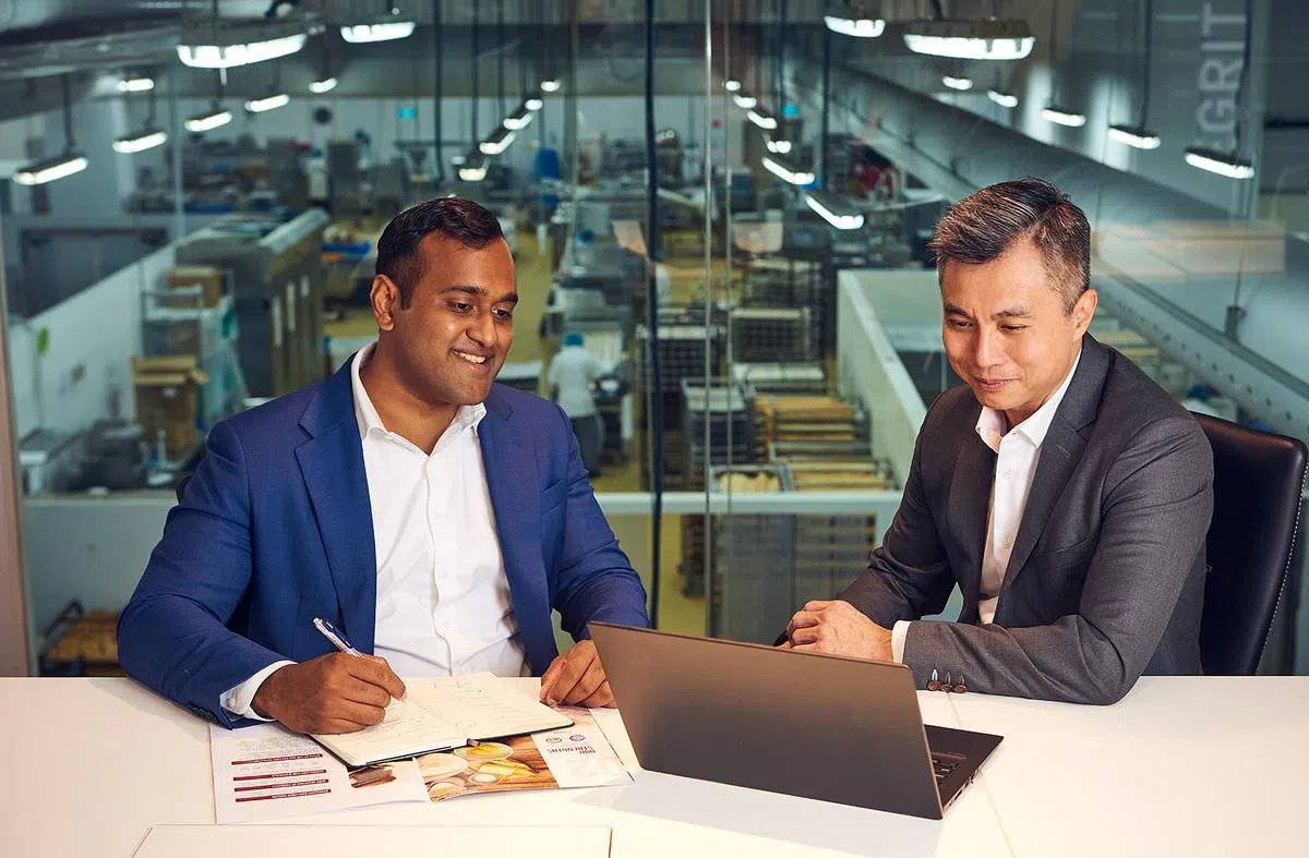 高级助理总监杰亚拉（左）和执行董事陈志强（右）都看到投资自动化的科技设备和数码工具，如何有效地辅助员工提高生产力和效率。（图/新报业媒体）