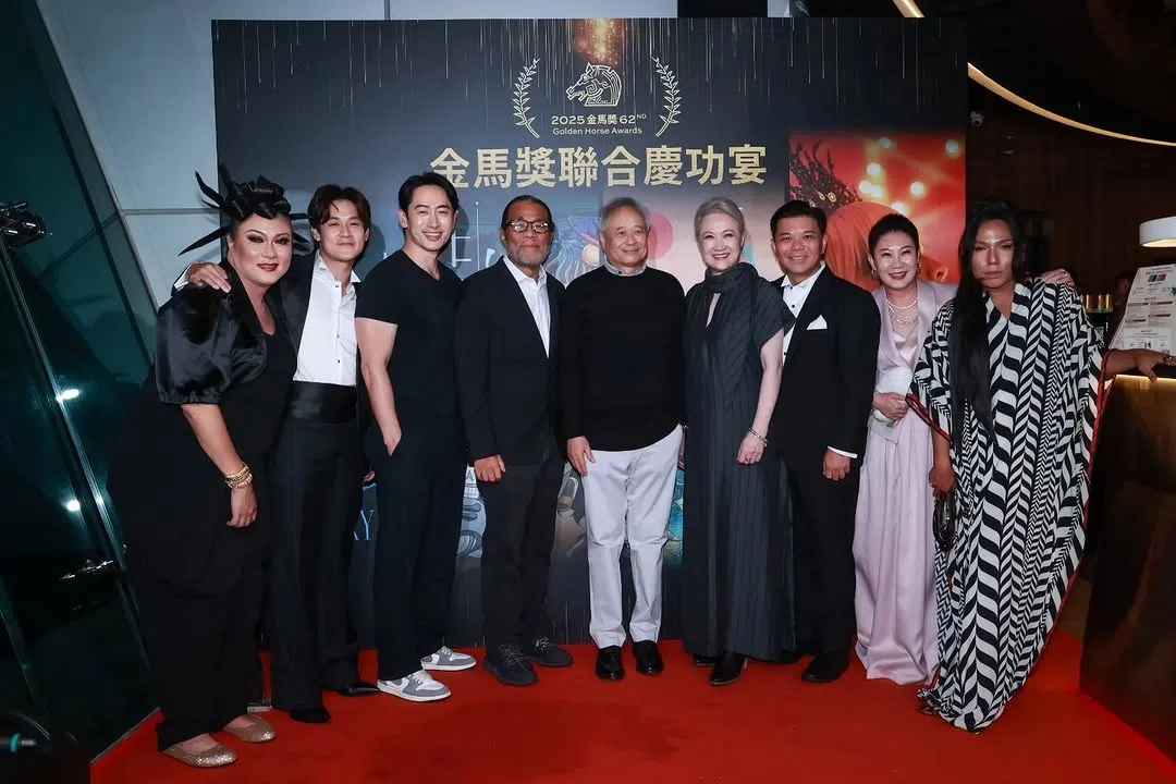 上一任和这一任金马奖执委主席李安导演（中白裤者）及李屏宾（左四），庆功宴上与《好孩子》团队合照。（取自许瑞奇IG）