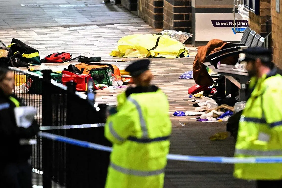 医护人员的医疗设备在亨廷顿车站外的警戒线旁。（法新社）